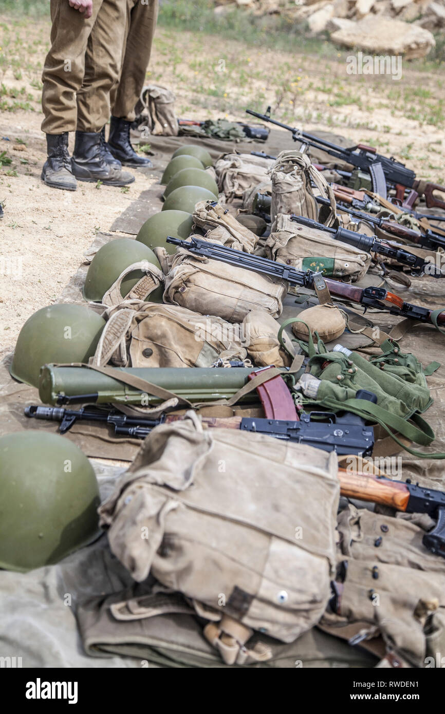Waffen der sowjetischen Special Operations Group vor, auf Mission zu gehen. Stockfoto