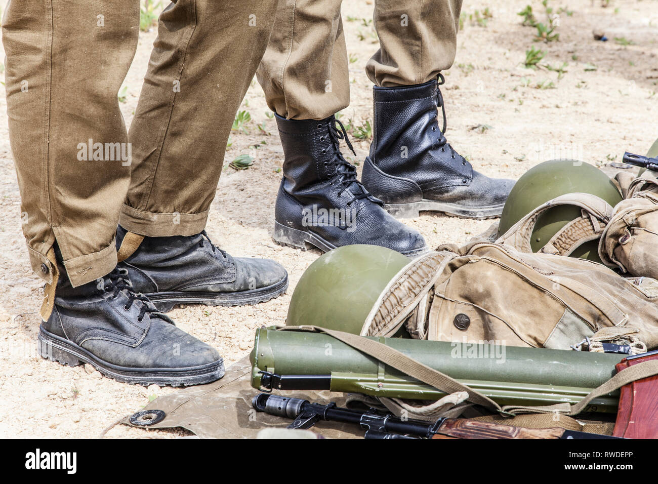 Waffen der sowjetischen Special Operations Group vor, auf Mission zu gehen. Stockfoto