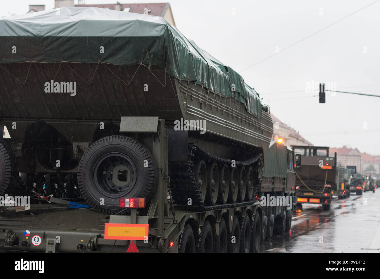 Europäische Straße, Prague-October 28, 2018: Soldaten der tschechischen Armee, Militär-Lkw mit schwebenden Transporter auf Militärparade am 28. Oktober Stockfoto