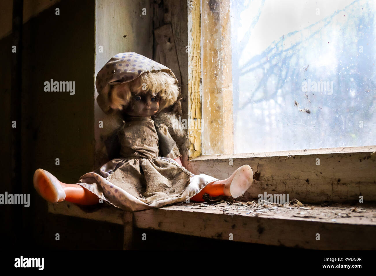 Gruselige Puppe sitzt in einem Kindergarten, während der Katastrophe von Tschernobyl die Evakuierung abgebrochen wurden. Stockfoto