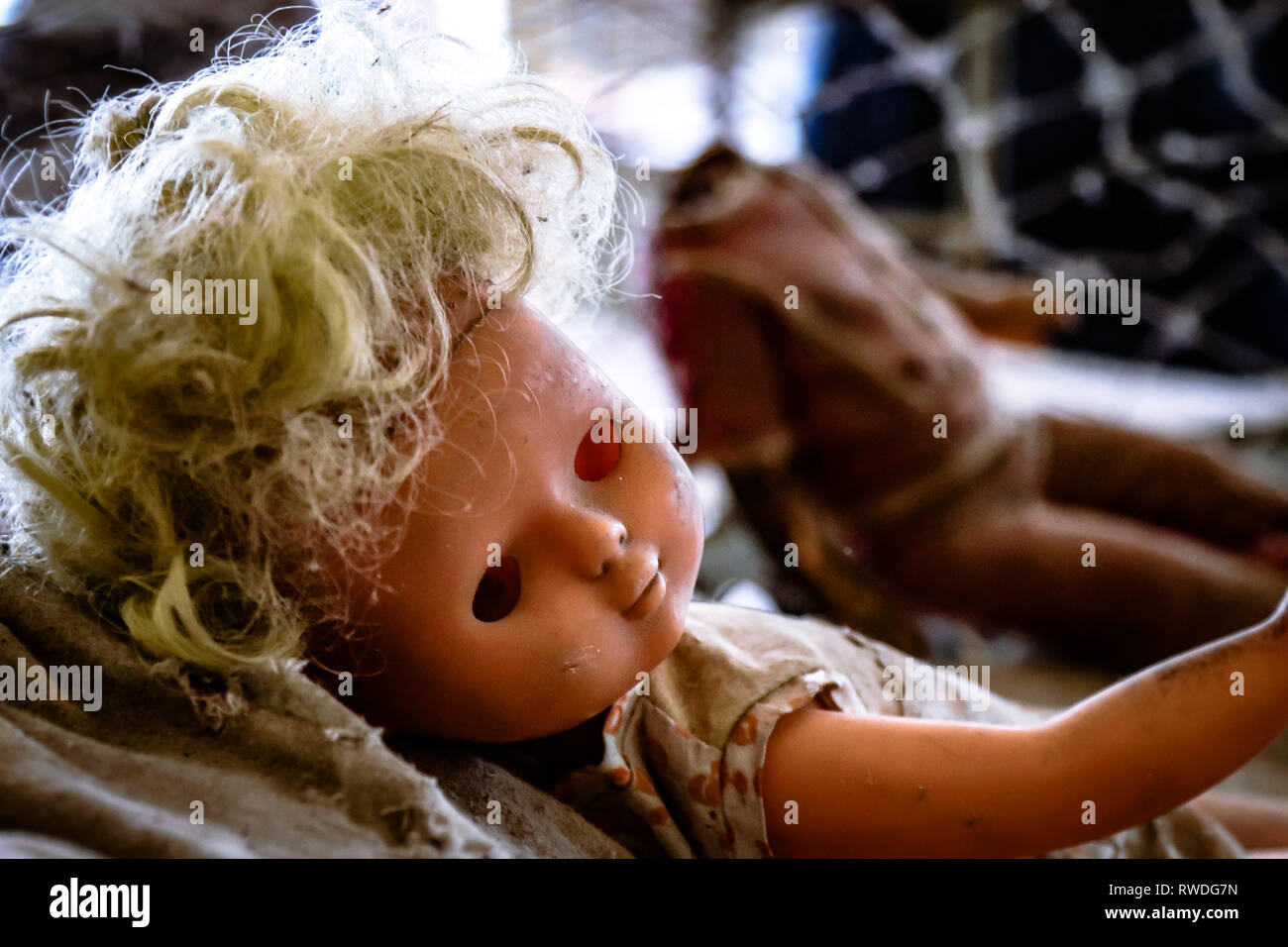 Eine gruselige Puppe Links auf der Website des verlassenen Kindergarten innerhalb Sperrzone von Tschernobyl Stockfoto