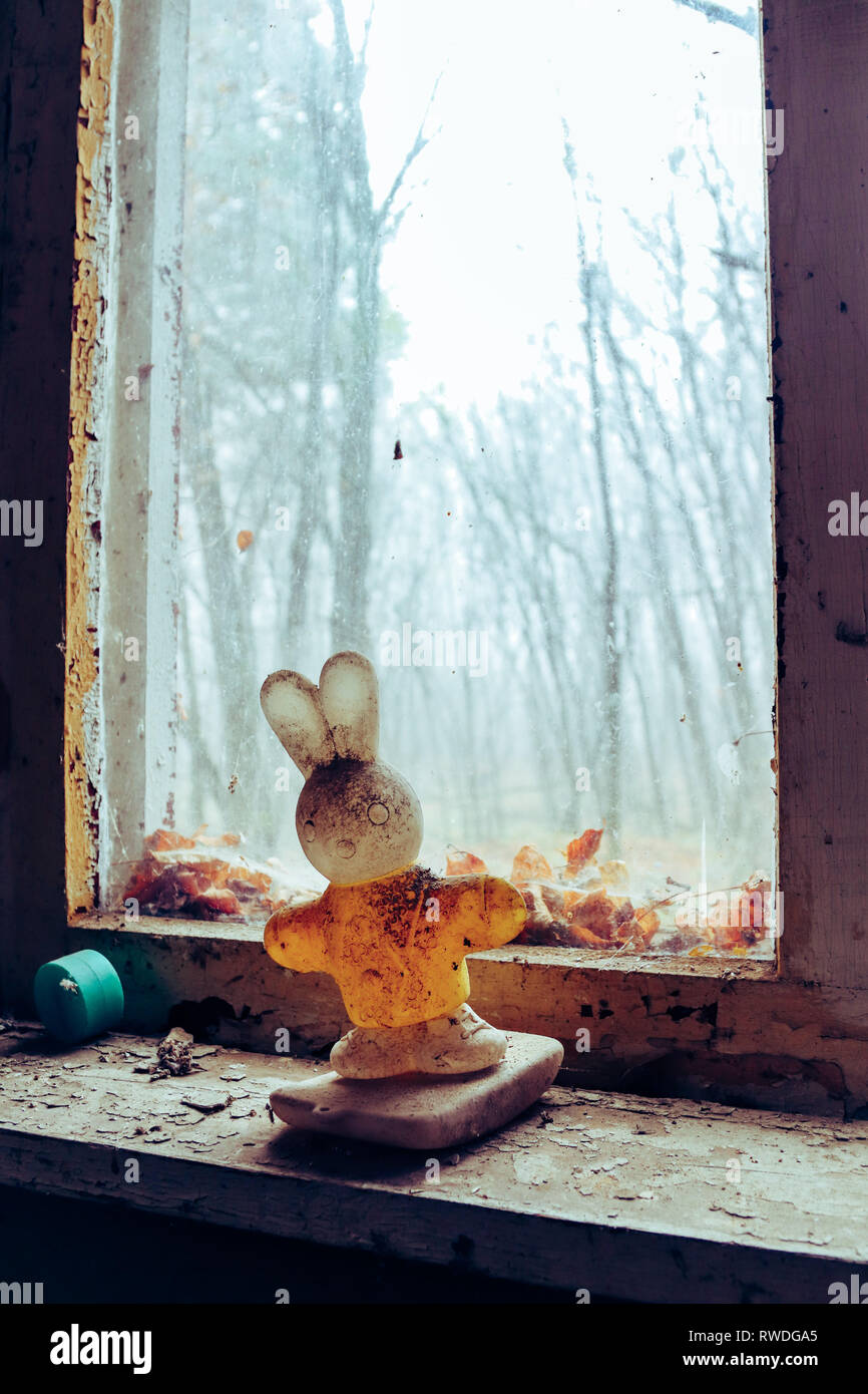 Spielzeug Bunny sitzt in das Fenster der abgebrochenen Kindergarten von Tschernobyl. Stockfoto