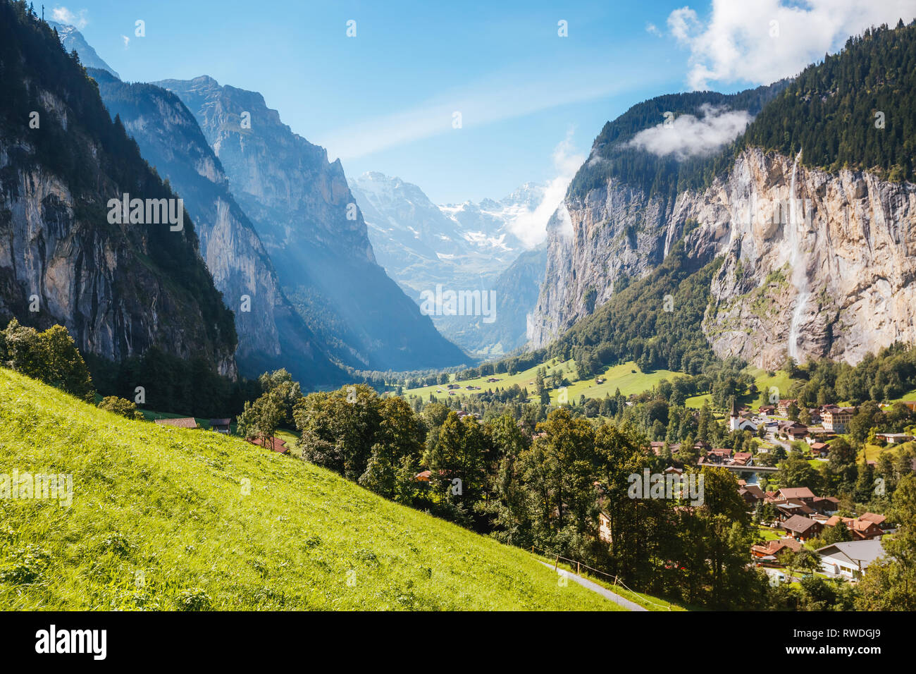 Tolle Aussicht auf Alpine Village glühende durch Sonnenlicht. Malerische und schöne Szene. Beliebte Touristenattraktion. Ort Schweizer Alpen, Lauterbrunnen Stockfoto