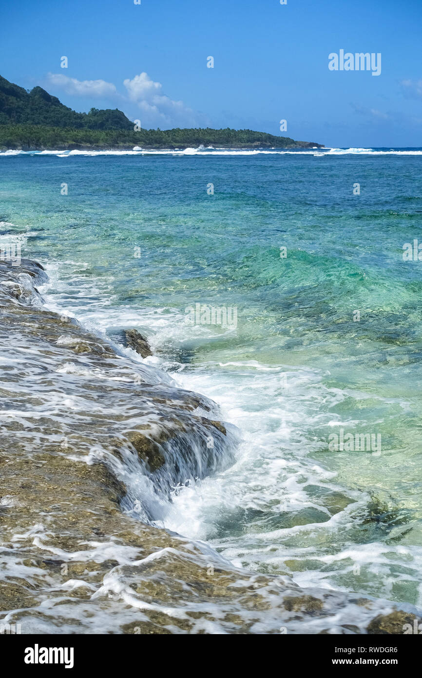 Fließt das Meer und die Felsen am Siargao Beach, Philippinen Stockfoto