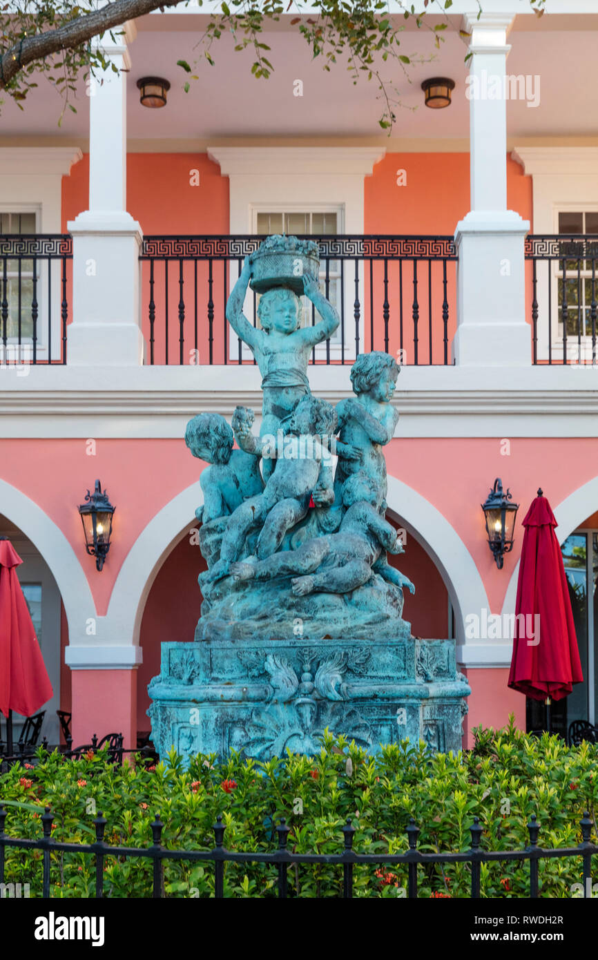 Statue und Brunnen im Innenhof von Jane's Cafe entlang trendy 3rd Street Einkaufsviertel, Naples, Florida, USA Stockfoto