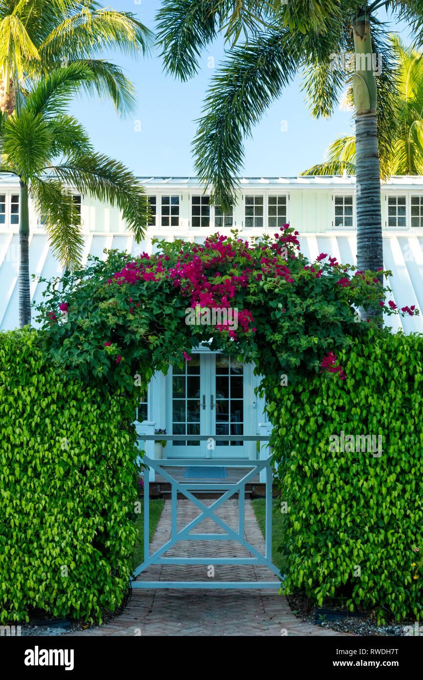 Bougainvillea überdachte Torbogen führt zu alten Ferienhaus in Naples, Florida, USA Stockfoto