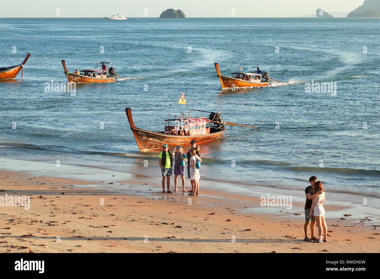 Long-tail-Boote für Island Hopping, Aonang, Krabi, Thailand, Touristen Boote verlassen in der Brandung, Sonne Stockfoto