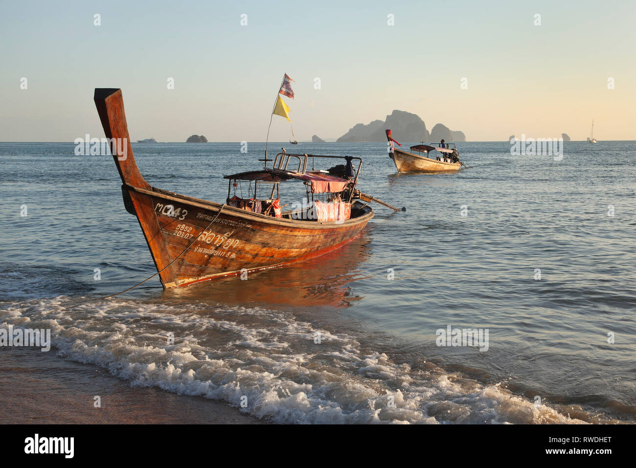 Long-tail-Boote für Island Hopping, Aonang, Krabi, Thailand, Abendsonne Stockfoto