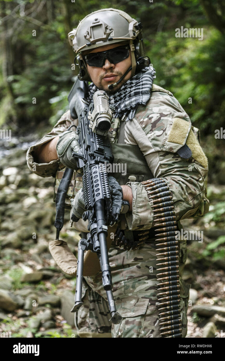 United States Army Ranger machine Gunner im Wald. Stockfoto
