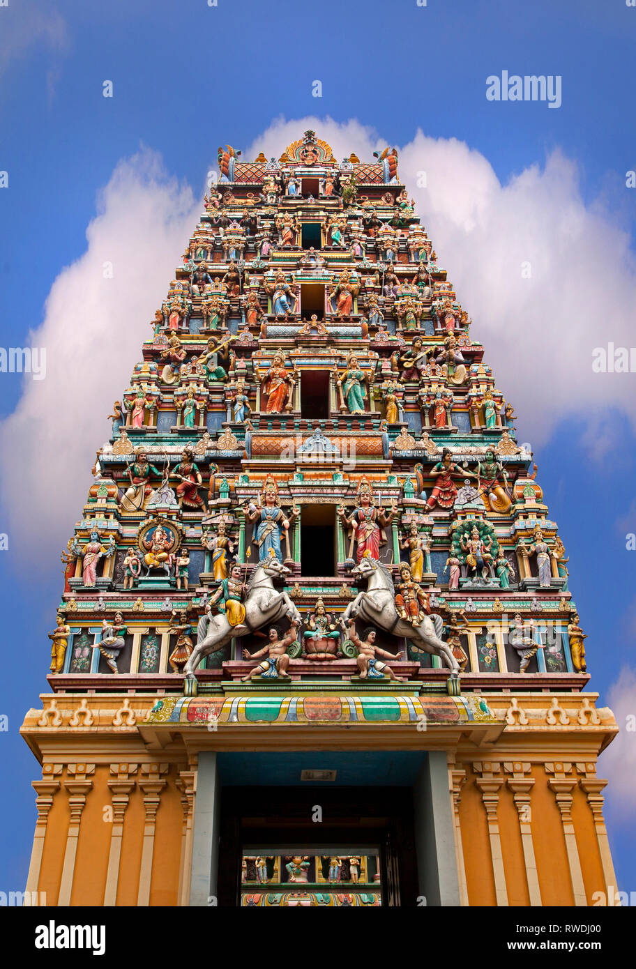 Sri Mariamman Tempel Dhevasthanam, mit der Kunstvollen' Raja Gopuram 'Turm im Stil der südlichen indischen Tempeln. Kuala Lumpur, Malaysia Stockfoto