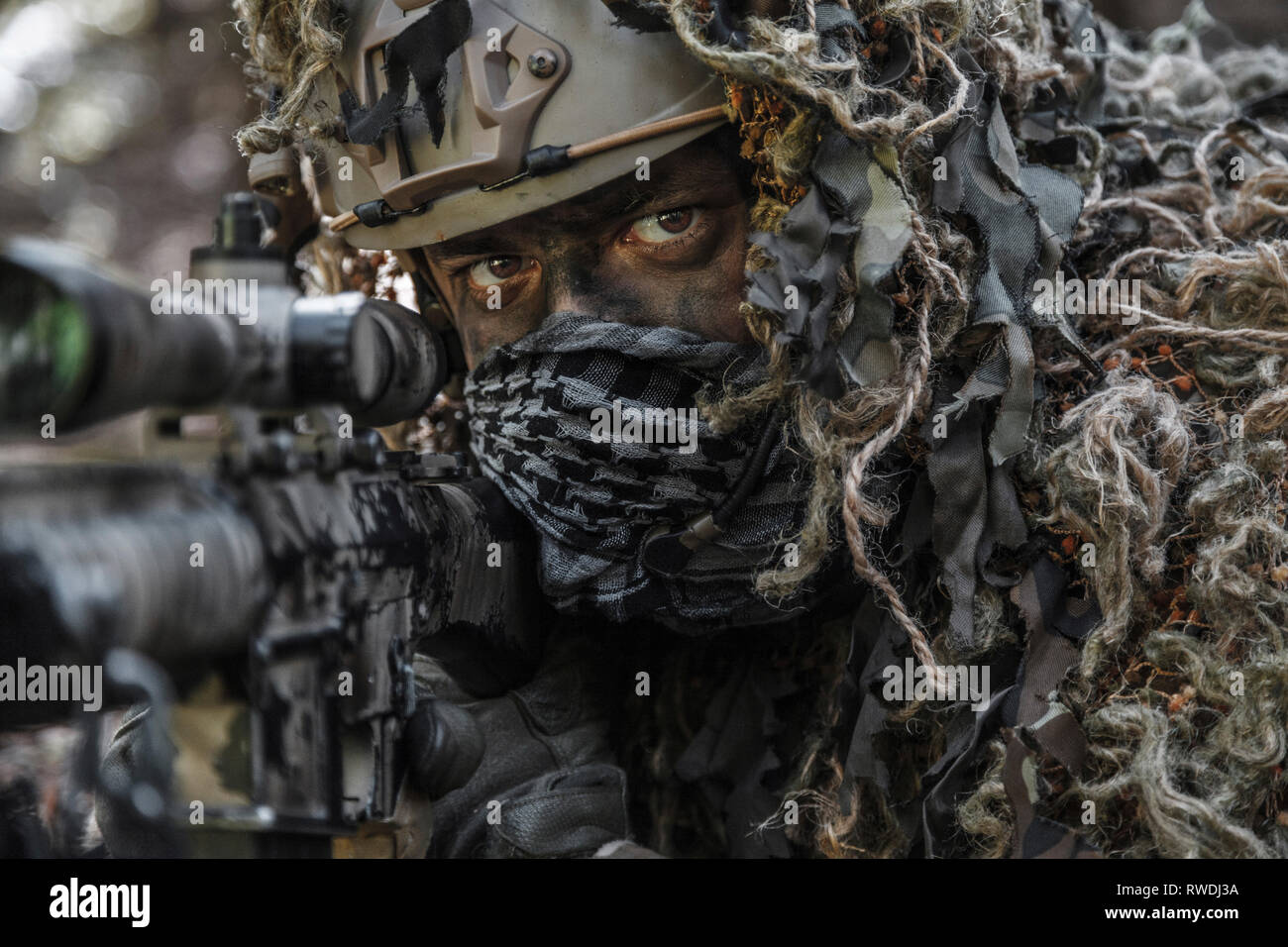 United States Army Ranger sniper Tarnanzügen durch die Gegend zu tragen. Stockfoto