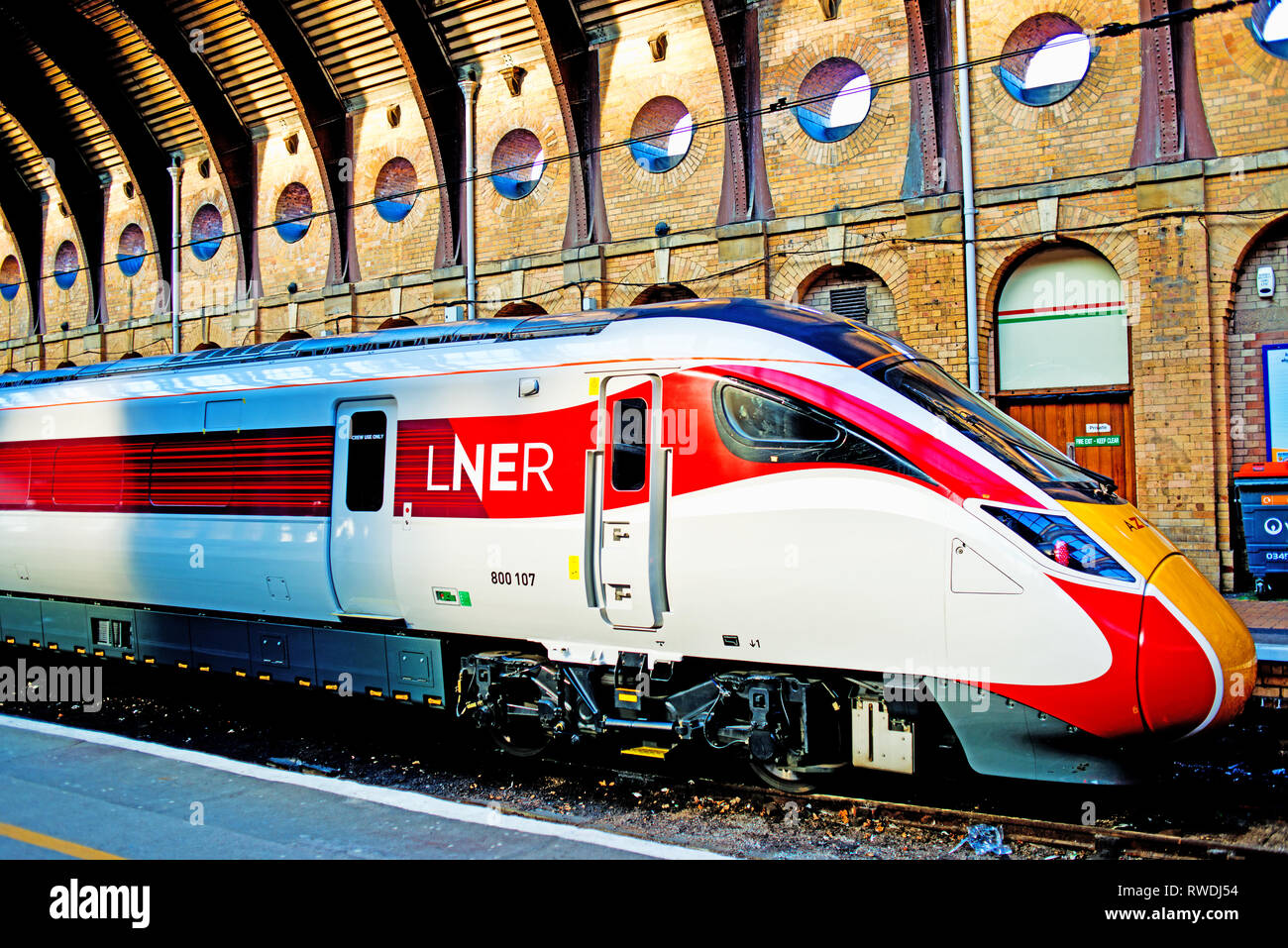 LNER Azuma Zug in bay Plattform, York, York, Englandt Stockfoto