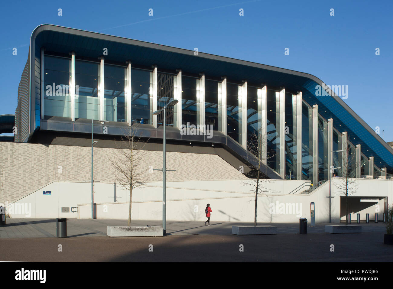 Die moderne architektonisch markante Erweiterung zu lesen Bahnhof in Vorbereitung für CrossRail. Stockfoto
