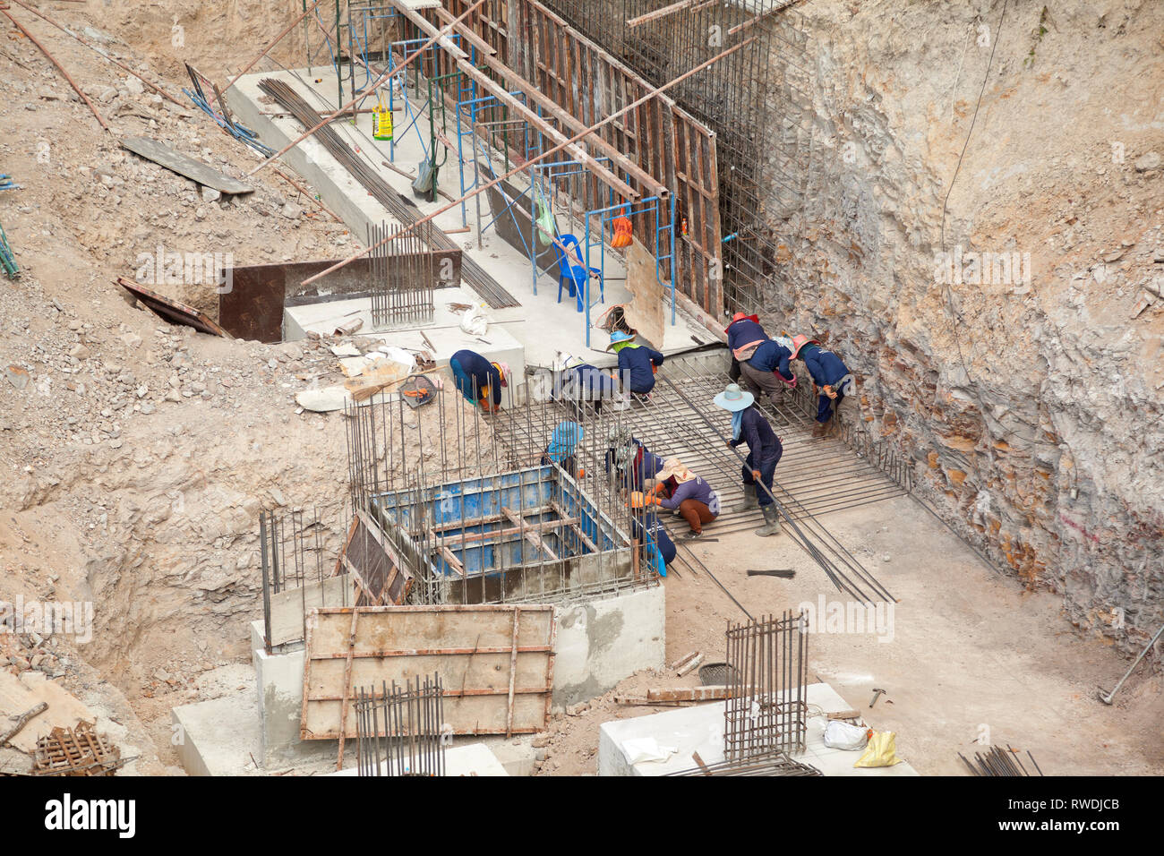Baustelle, tropisches Klima Thailand, Bauarbeiter bei 36 Grad Hitze Stockfoto
