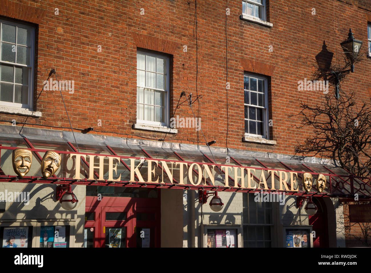 Das Kenton Theatre in Henley-on-Thames, Oxfordshire mit Comedy- und Tragödie-Masken, The Sock und Buskin. Stockfoto