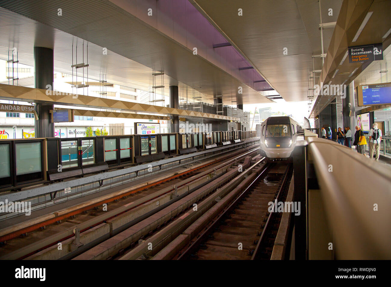 Kuala Lumpur, Malaysia, MRT, LRT Monorail Bahn Zug am Gleis ankommen Stockfoto