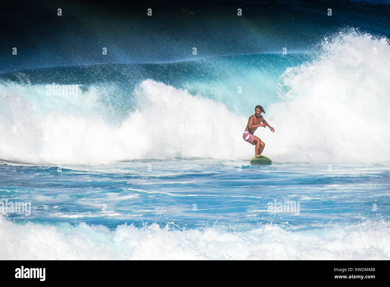 Surfer Mann Surfen große Welle auf Wolke 9 - Siargao, Philippinen Stockfoto