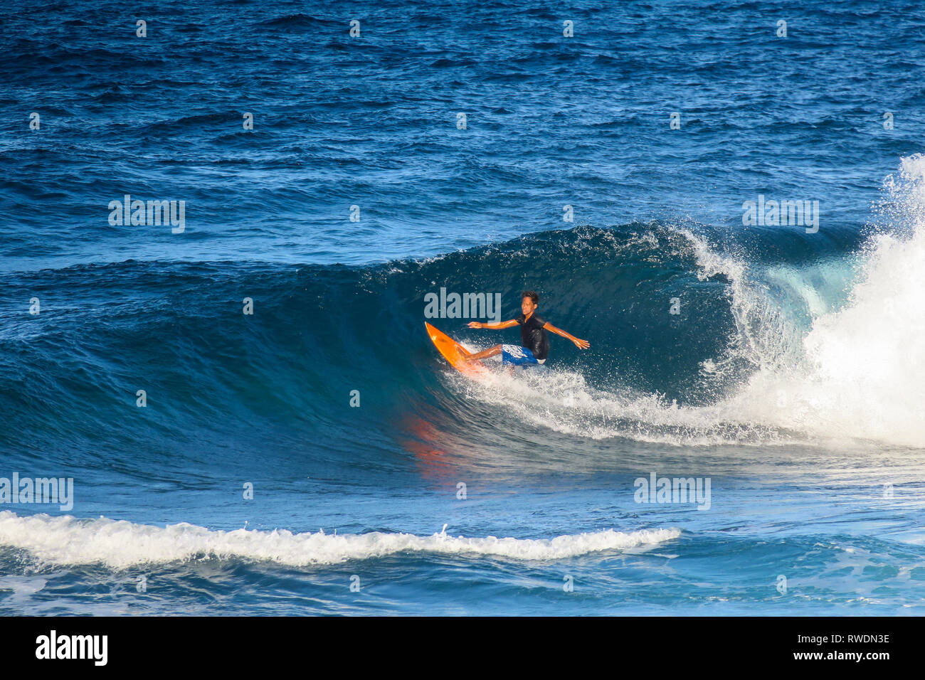 Surfer Mann Surfen Wave auf Wolke 9 - Siargao, Philippinen Stockfoto