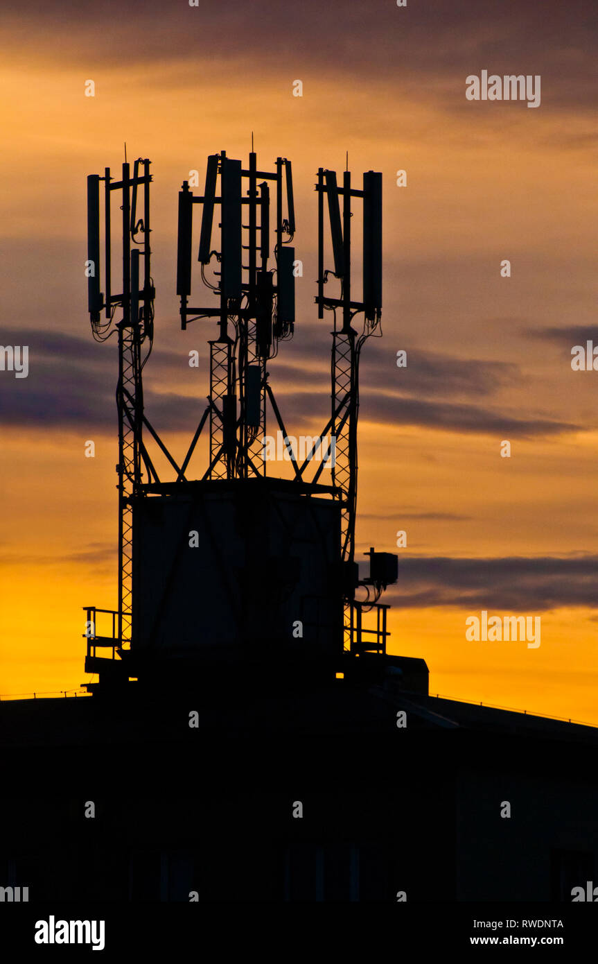 Zelle Aufstellungsort auf dem Dach eines Gebäudes in der Silhouette Stockfoto