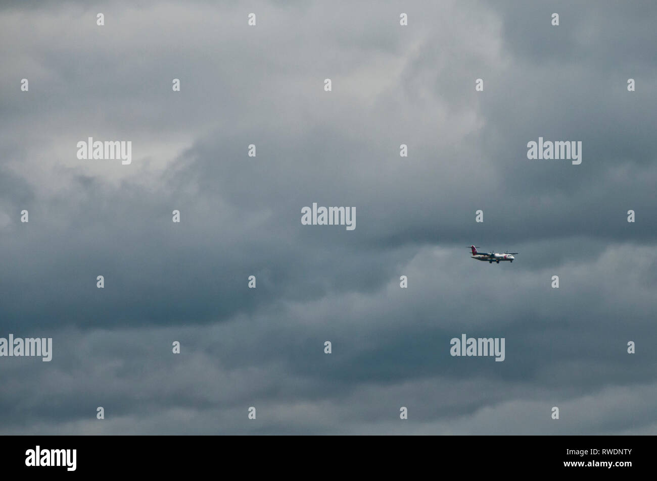 Flugzeug der Tschechischen Fluggesellschaft CSA, Landung in einem stürmischen Tag Stockfoto