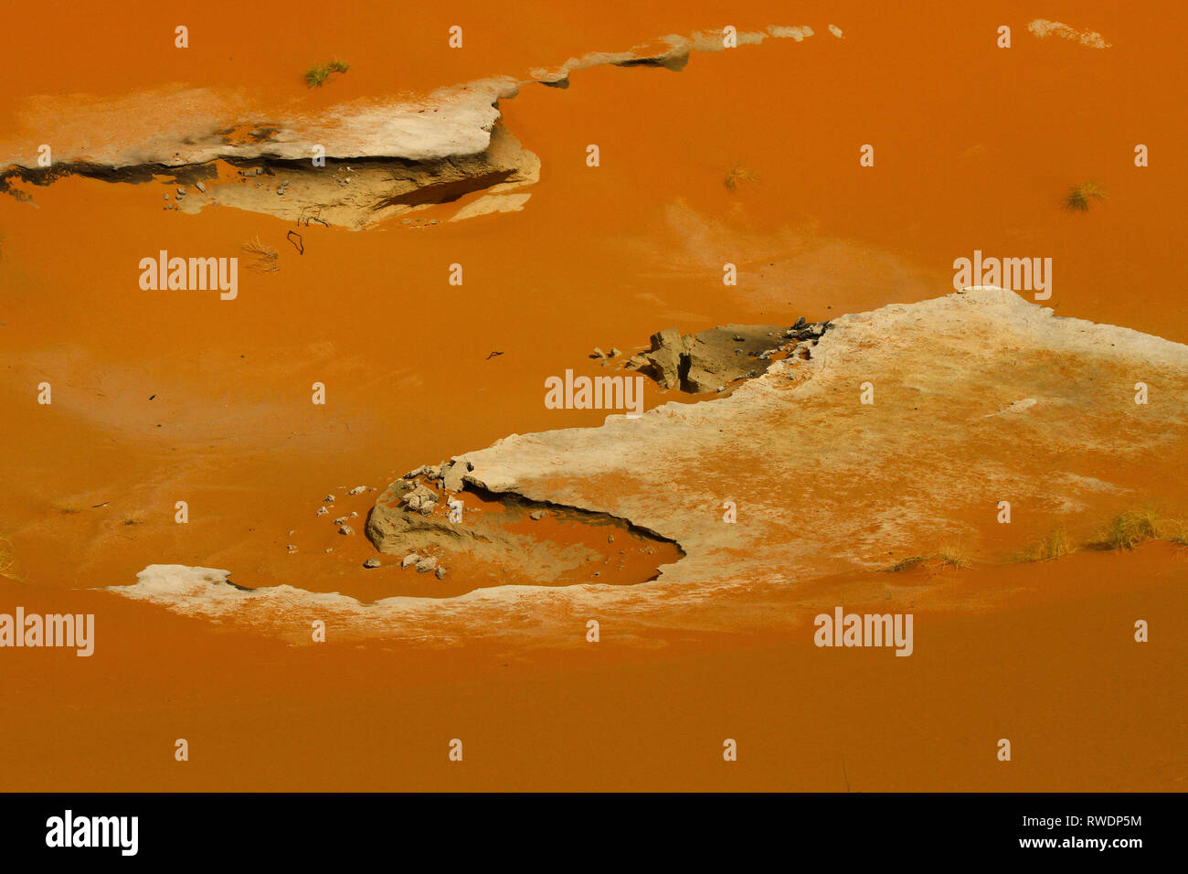 Schöne Felsformation am Vivid orange, Sand dune Wüste Sahara. Rusty, rot leuchtenden sand Farben. Marokko, Afrika Stockfoto