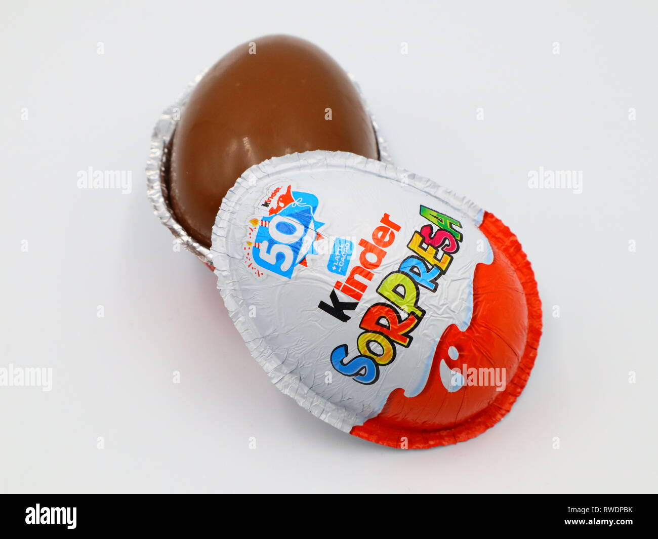 Kinder Überraschung Schokolade Eier. Kinder Überraschung ist eine Marke der  Produkte in Italien, die von Ferrero Stockfotografie - Alamy