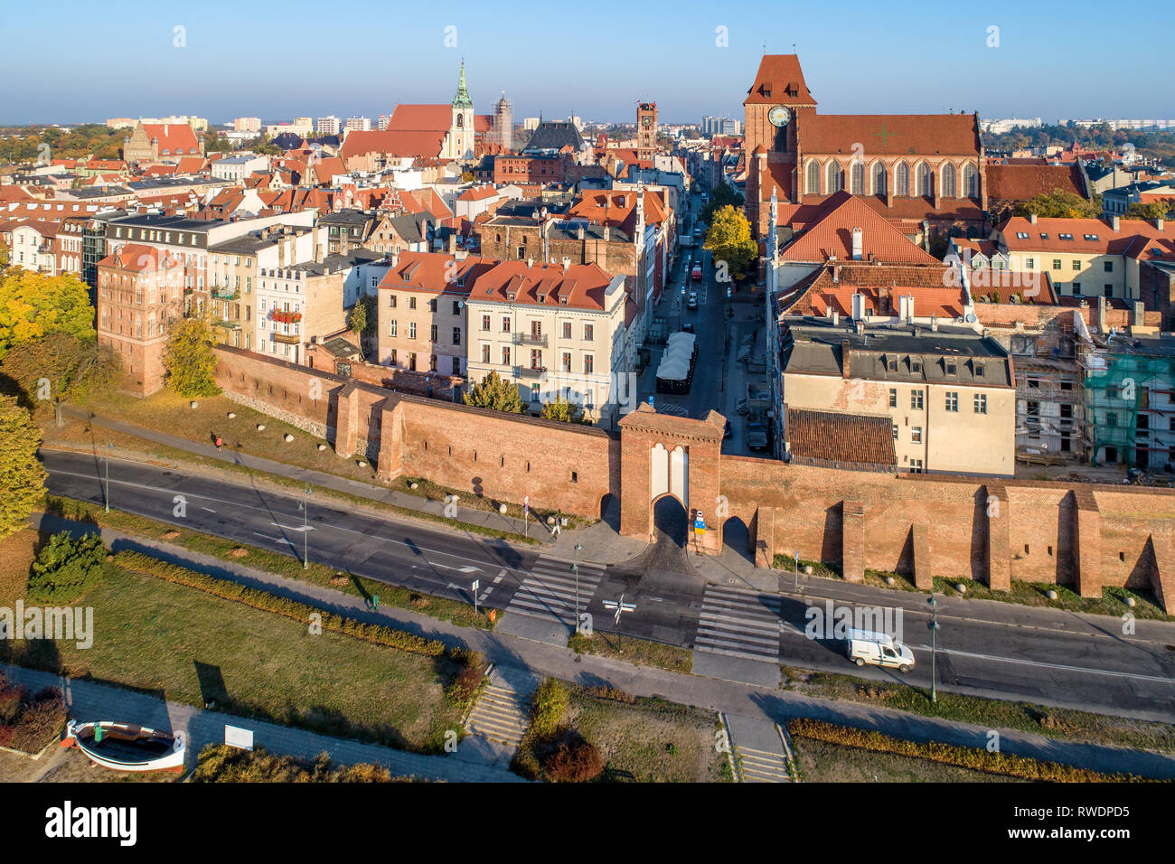 Torun, Polen. Alte Stadt mit mittelalterlichen gotischen Kathedrale des Heiligen Johannes, die Town Hall Clock Tower, Kirchen, Stadtmauer und Stadttore. Luftaufnahme in der Sonne Stockfoto