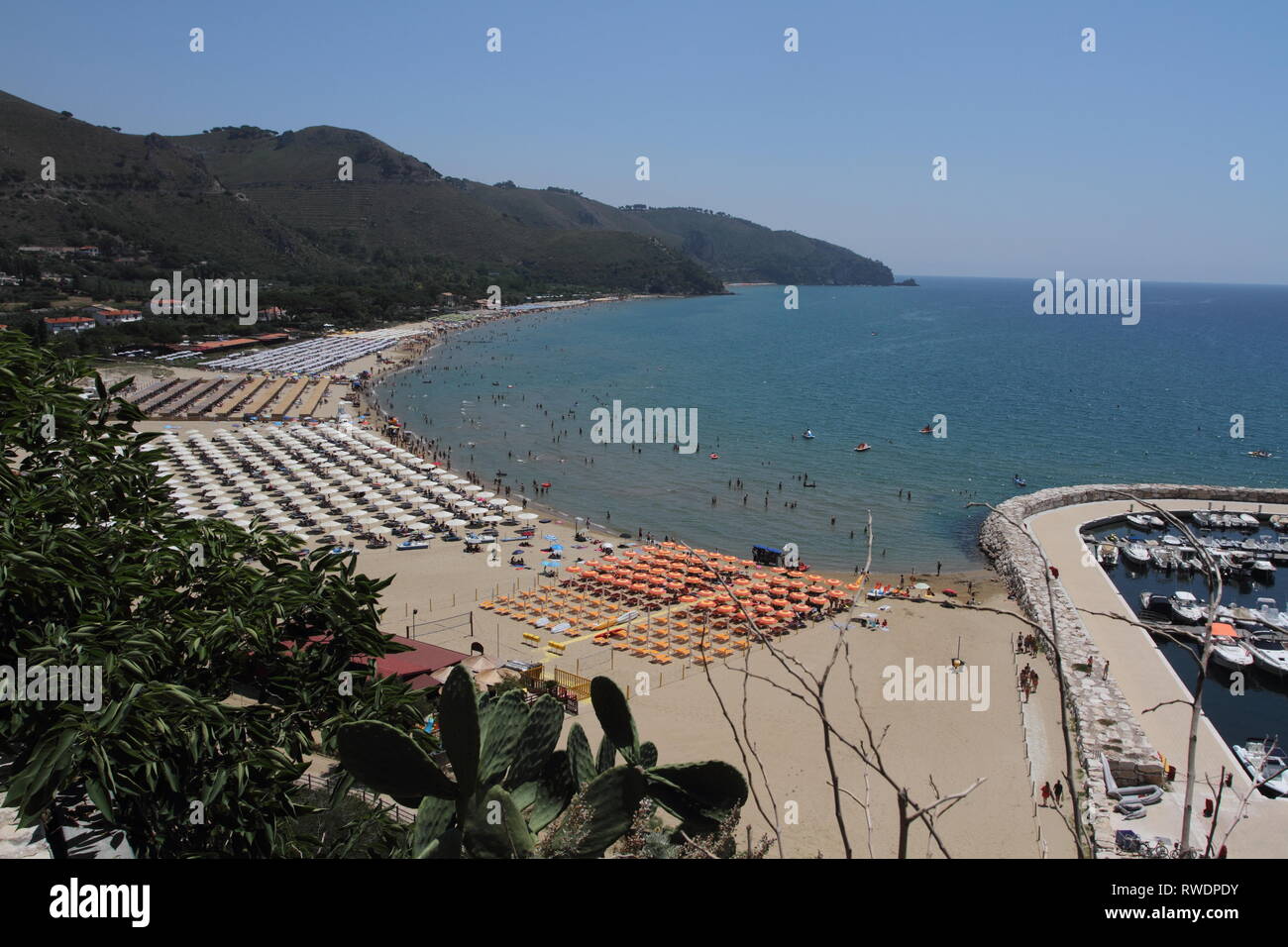 Sperlonga, Italien. 30. Juni 2018: Strand von Sperlonga mit Touristen und Schwimmer für die Sommersaison voll Stockfoto