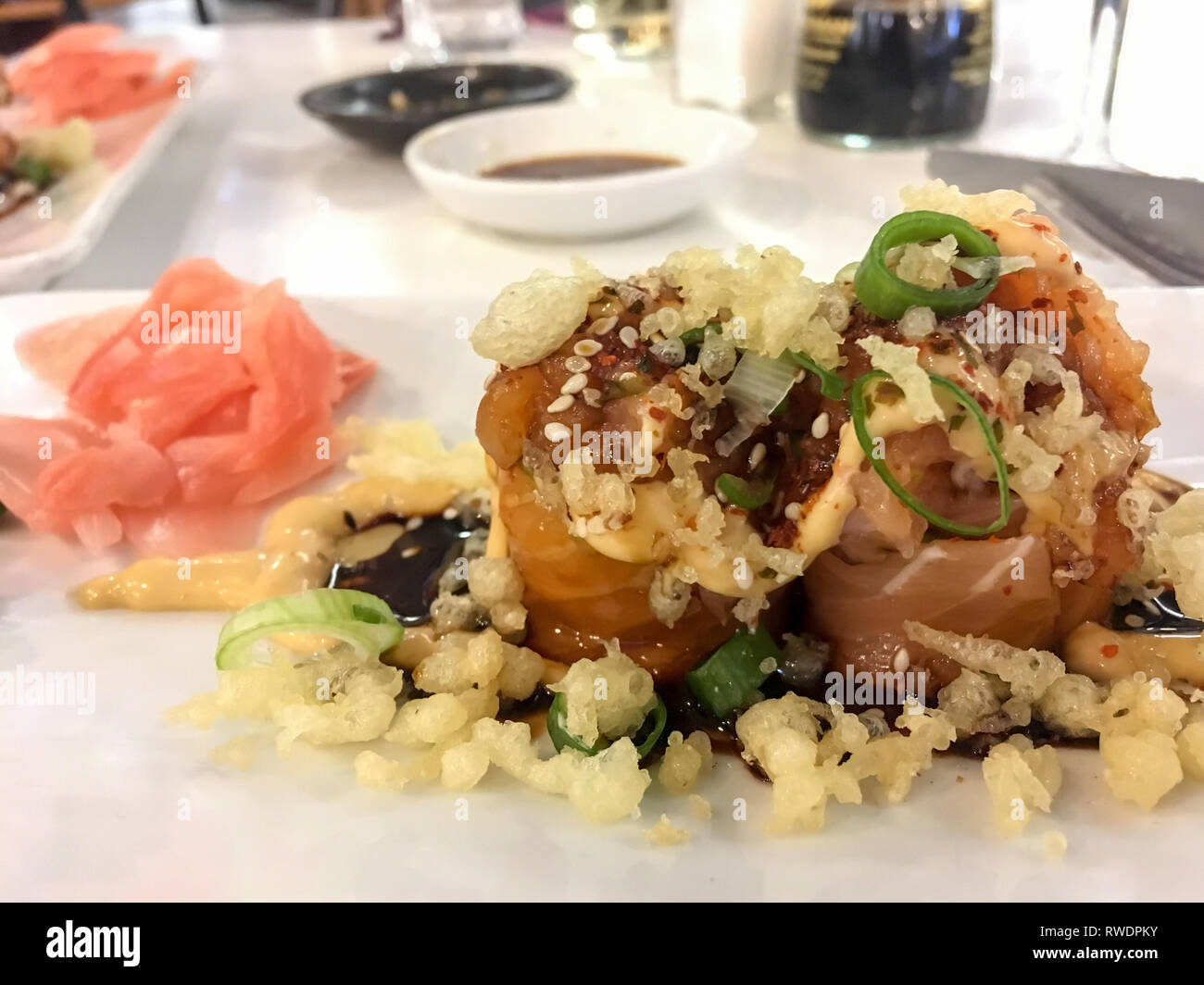 Schöne Schöpfung von Lachs Blume Rose, Sashimi, Sushi, auf einem weißen Teller serviert. Stockfoto