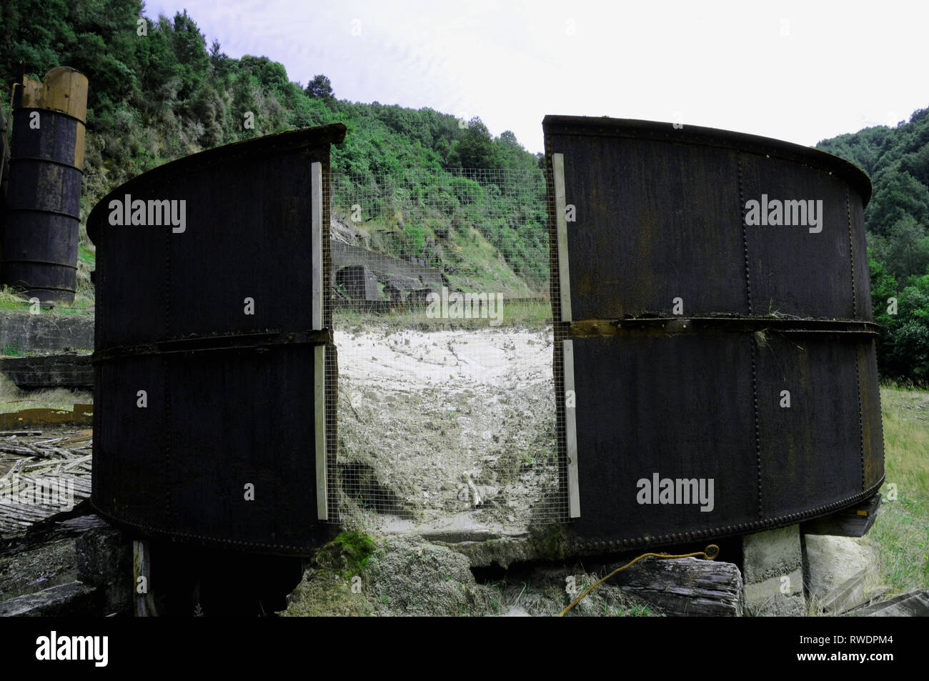 Das Zyanid Sedimentationsbecken für Gold Verarbeitung auf den verschneiten Batterie auf den Snowy River in der Nähe von Waiuta Geisterstadt, Westland, Südinsel, Neuseeland Stockfoto