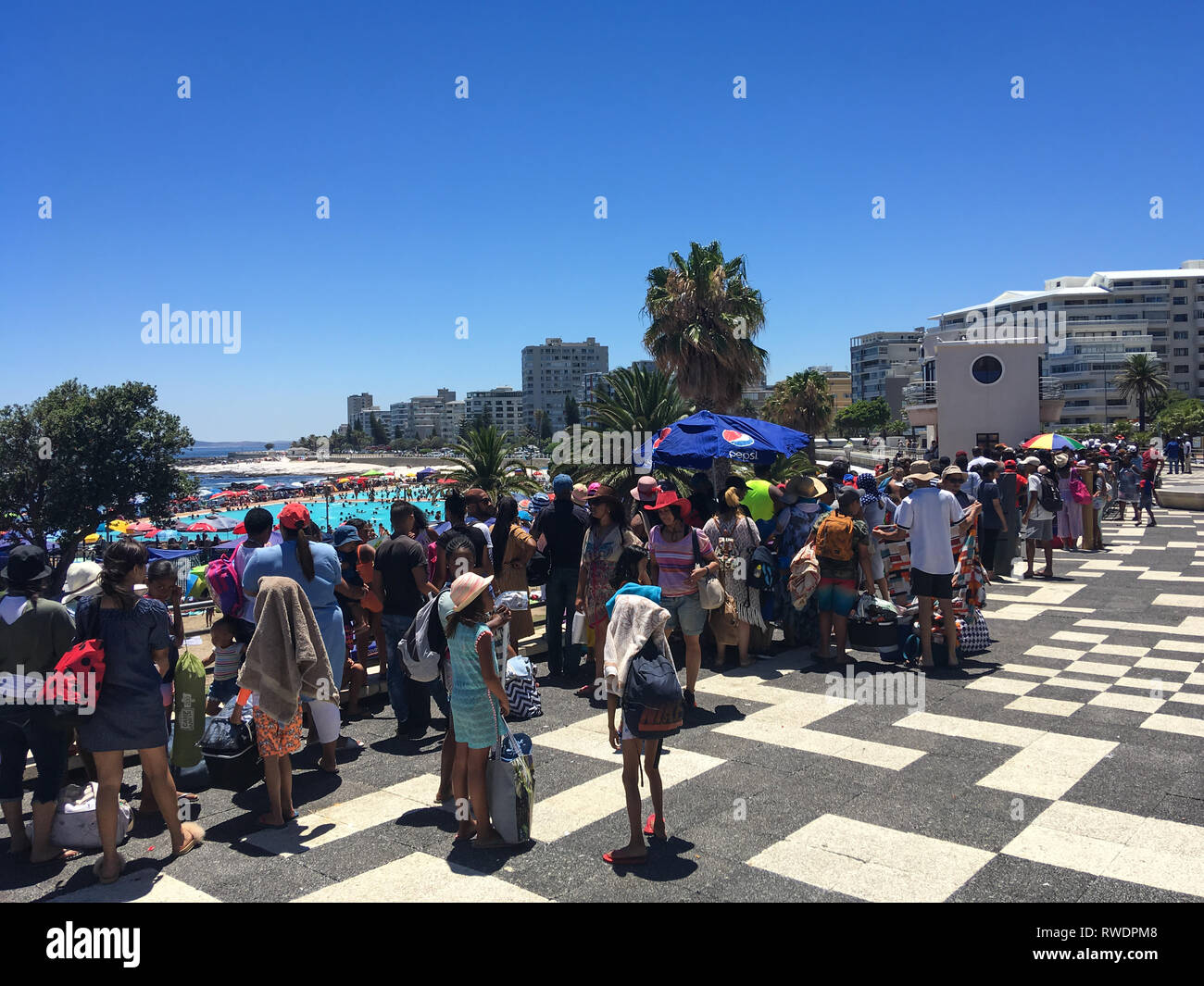 Kapstadt, Südafrika - 3. JANUAR 2019: Lange Wartezeiten für öffentliche Veranstaltungen. Stockfoto