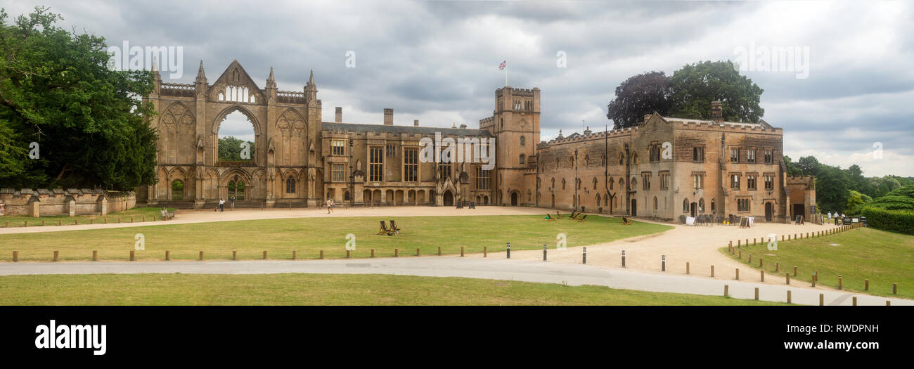 Breites Panorama von Newstead Abbey in Nottinghamshire, England, UK. Auch eine späte Heimat des berühmten englischen Dichter der Romantik, Lord Byron im 19. Jahrhundert. Stockfoto