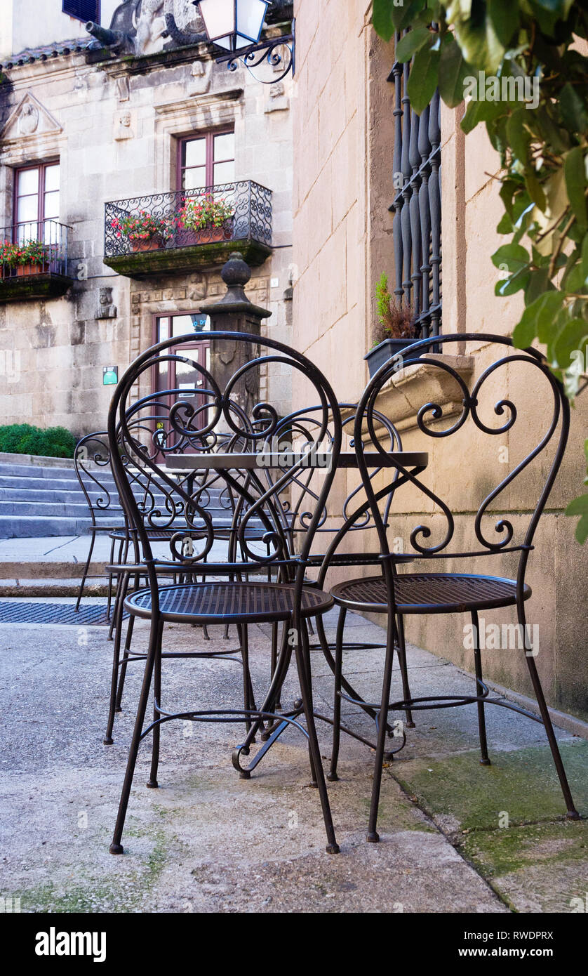 Street Cafe mit Metall Tische und Stühle in Barcelona Stockfoto