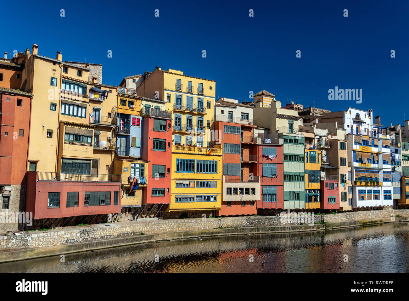 Schönen bunten Gebäude am Fluss Onyar Girona, Spanien mit einem tiefblauen Himmel Stockfoto