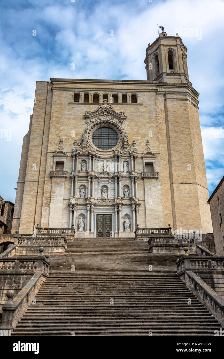 Vertikale Sicht auf die imposante Kathedrale in Girona, Spanien Stockfoto
