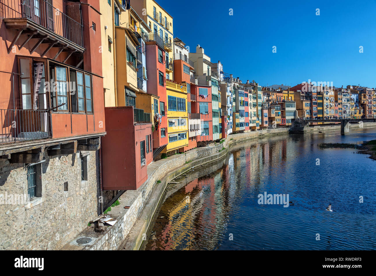 Wunderschöne Aussicht auf bunten Gebäude am Onyar Fluss in der Altstadt von Girona, Spanien Stockfoto