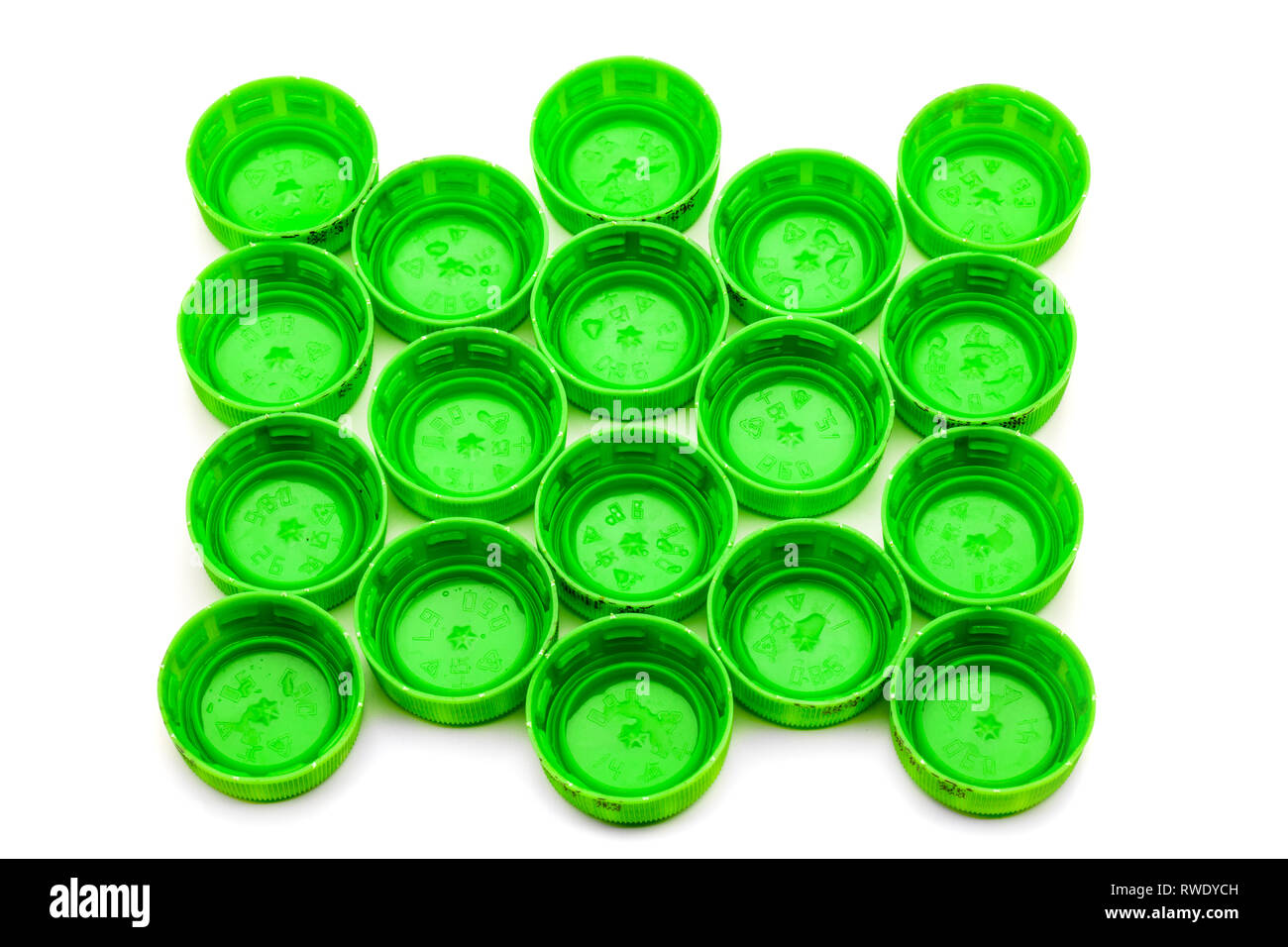 Fraktion der Grünen Flasche caps gegen weiße Oberfläche Stockfoto