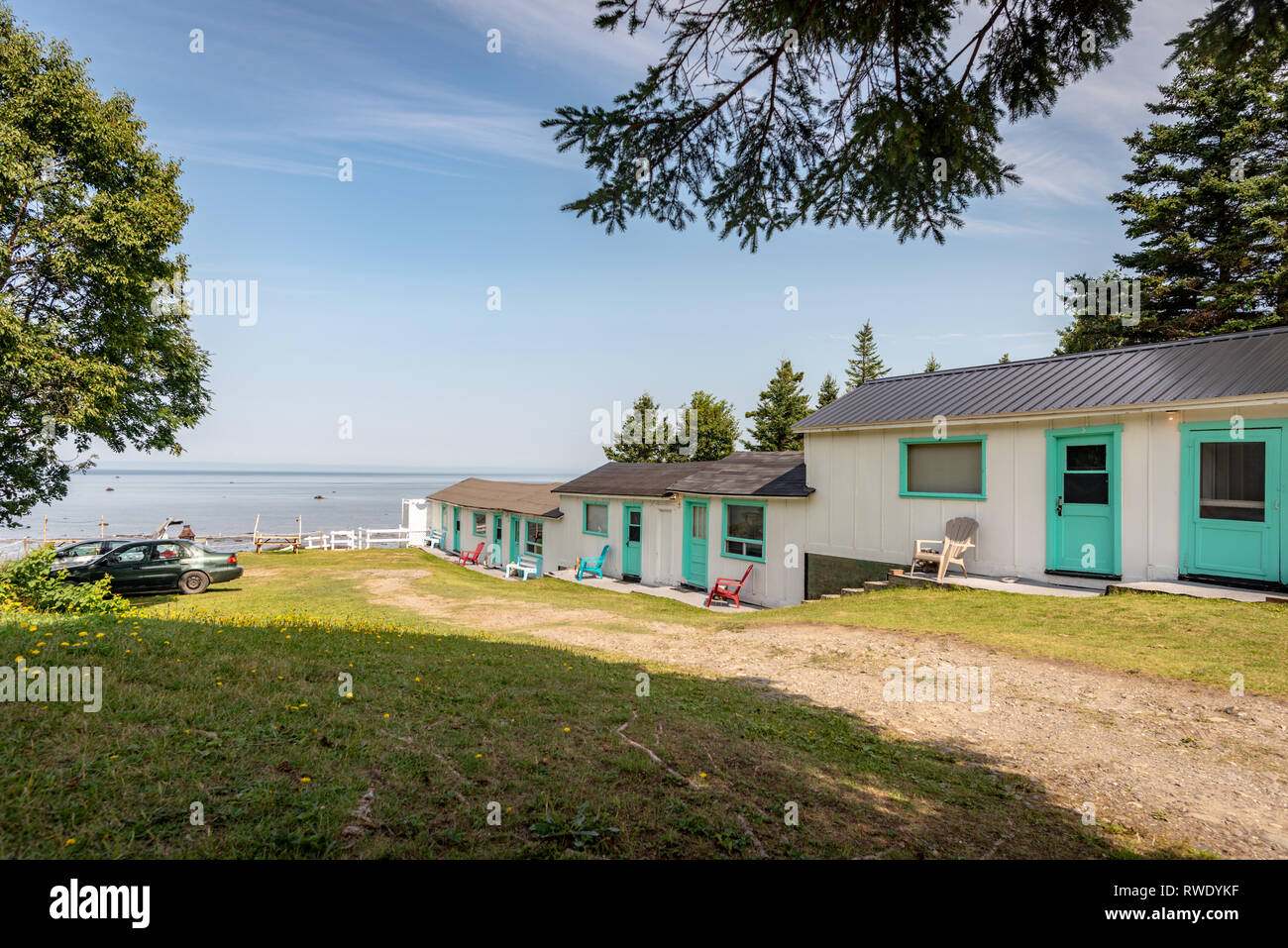 Alt, aber bequemen Motel in Weiß und Hellblau mit Blick auf den St. Lawrence River, Provinz Quebec, Kanada lackiert Stockfoto