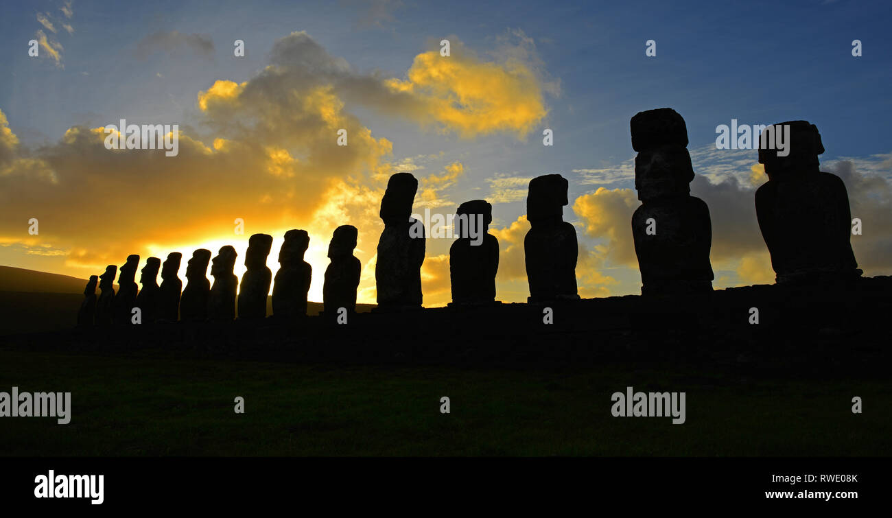 Panorama Foto der Moai Skulpturen am Ahu Tongariki in der Nähe von Rano Raraku bei Sonnenaufgang, Osterinsel (Rapa Nui), Pazifischer Ozean, Chile. Stockfoto