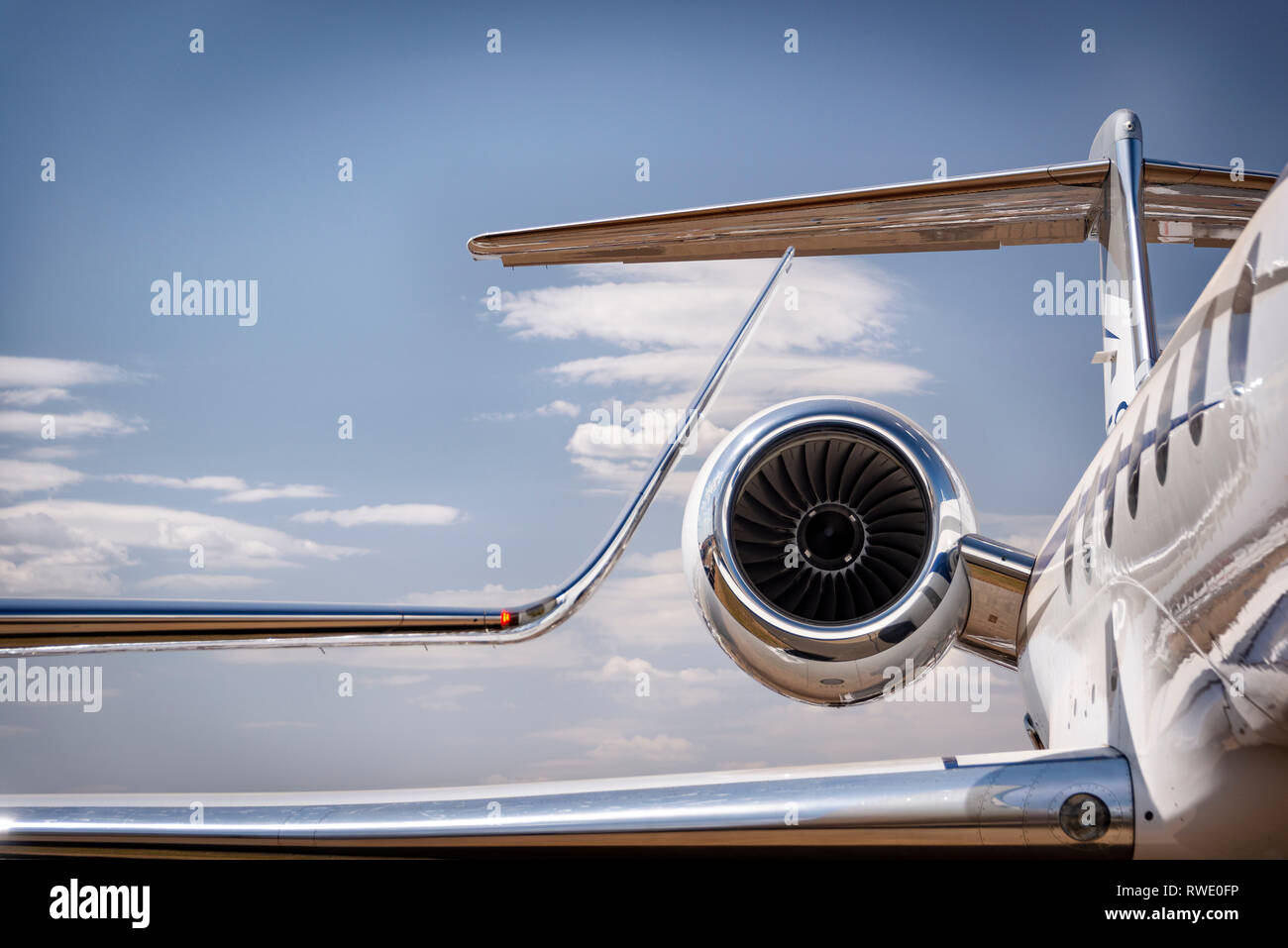 Ein winglet und Motor eines Luxus persönliche Jets vor einem blauen Himmel mit Wolken Stockfoto