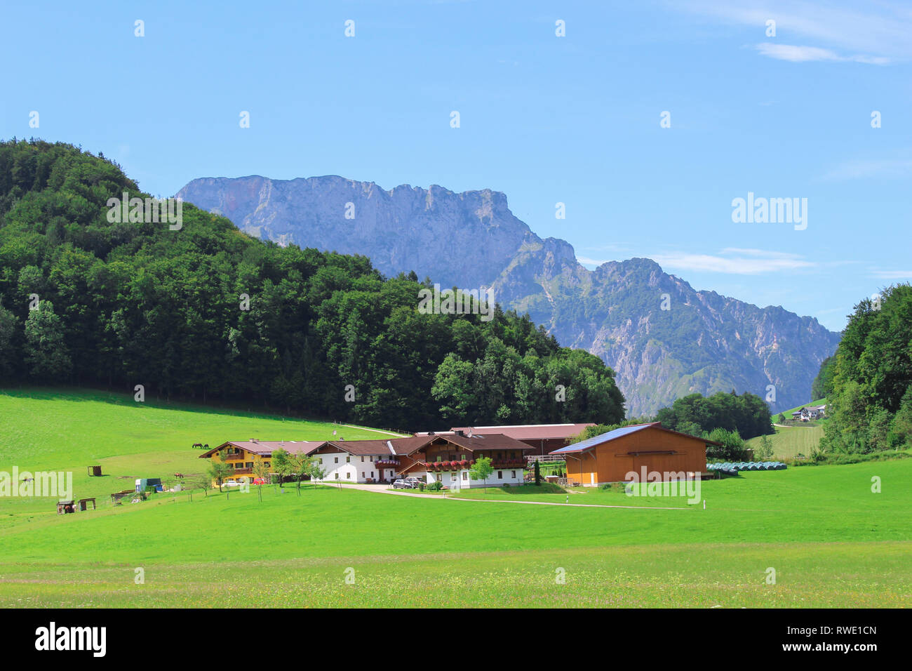 Deutsche Bauernhof mit den Alpen im Hintergrund Stockfoto