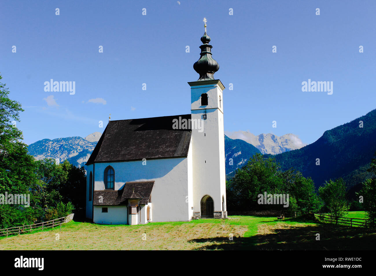 Eine Kirche auf einem Hügel vor der Alpen Stockfoto