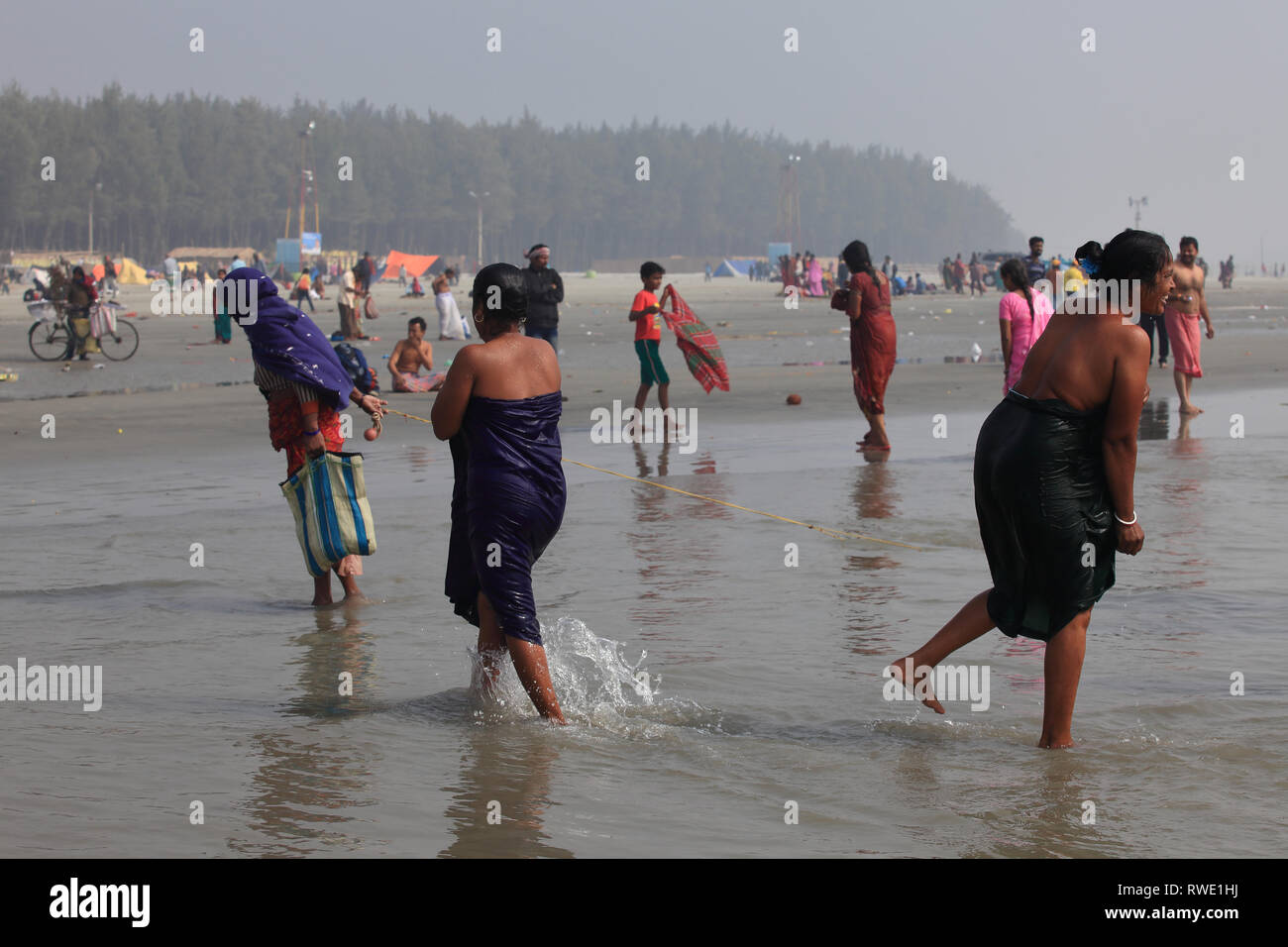 Hinduistische Pilger, Bad im Ganges am Tag der 'Makar Sankrathi" in Gangasagar Inseln zu nehmen. In West Bengalen, Indien. Stockfoto