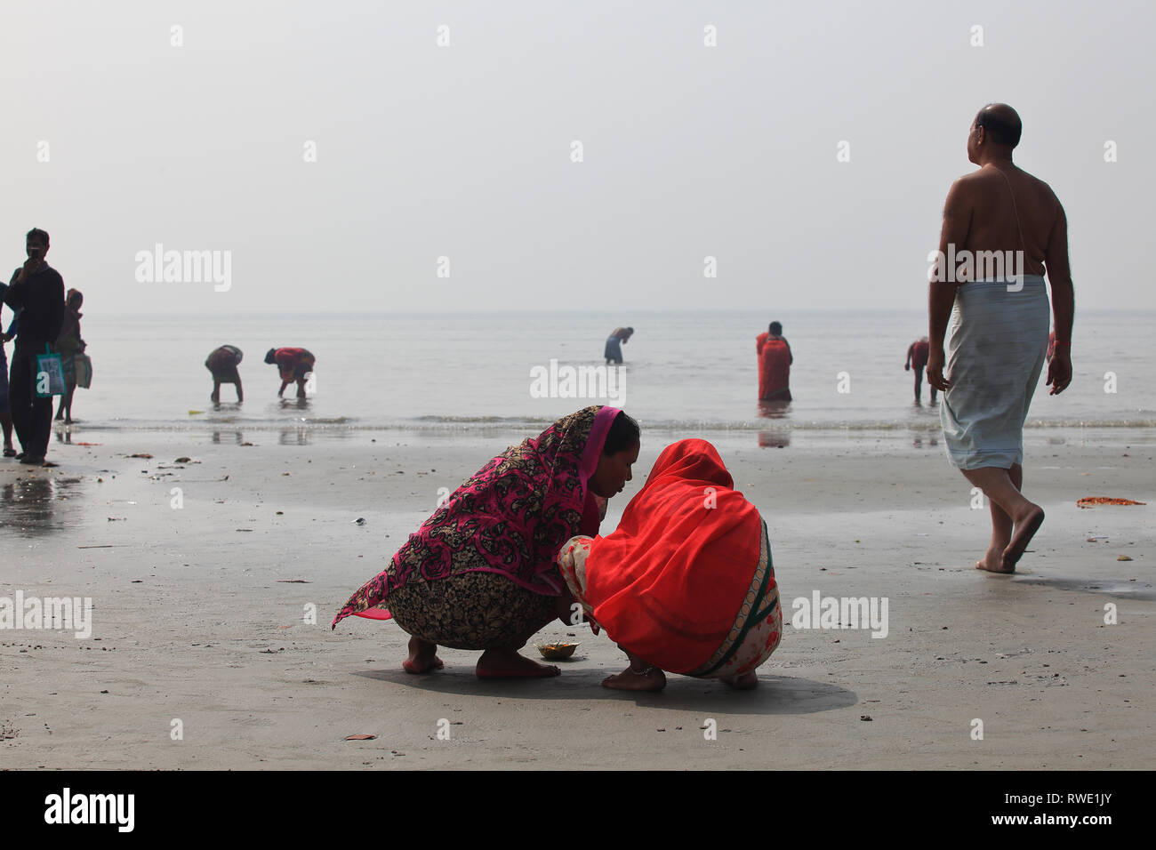 Hinduistische Pilger, Bad im Ganges am Tag der 'Makar Sankrathi" in Gangasagar Inseln zu nehmen. In West Bengalen, Indien. Stockfoto