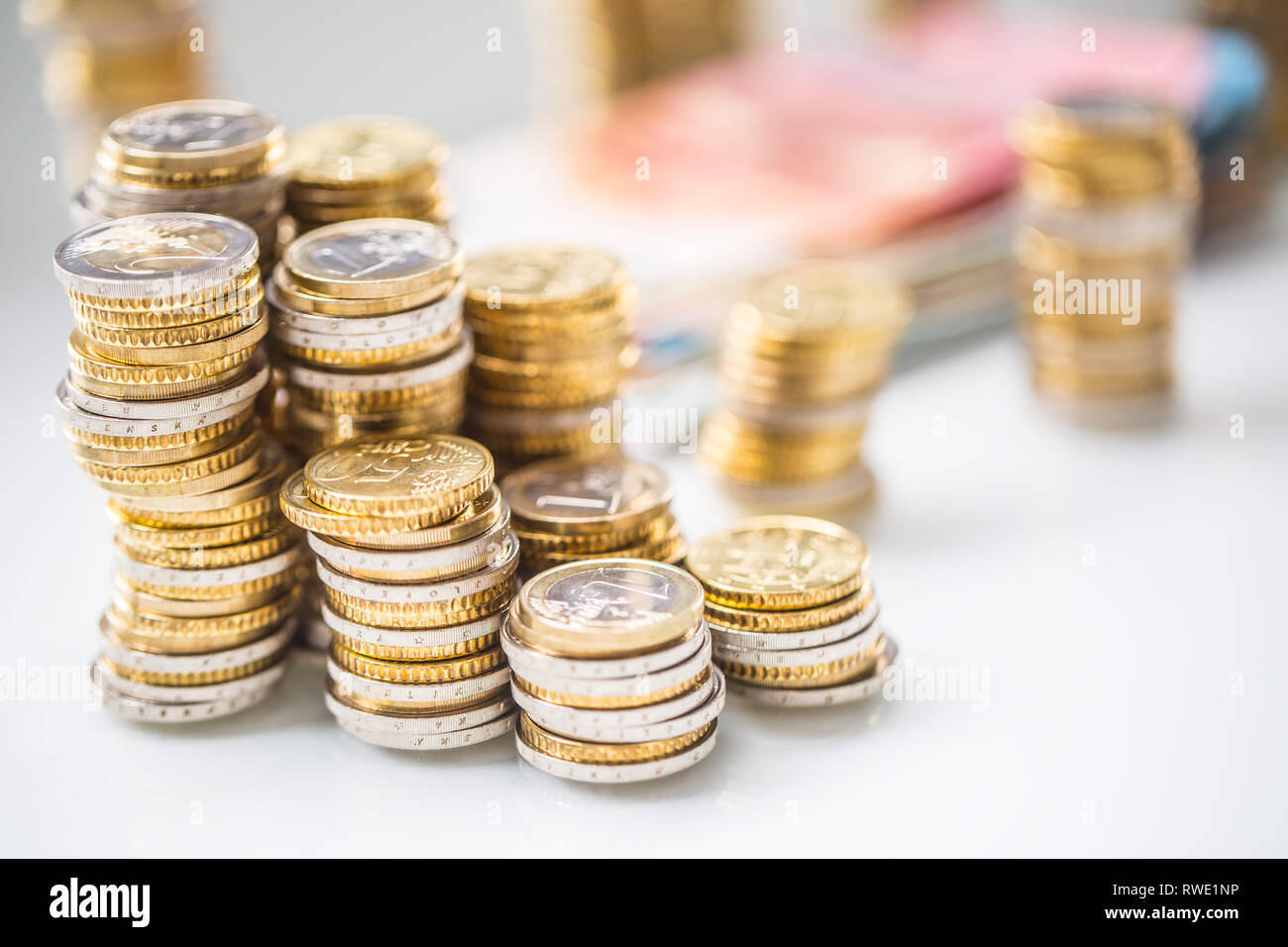 Euro-banknoten und -Münzen togetger auf weißem Tabelle - close-up Stockfoto