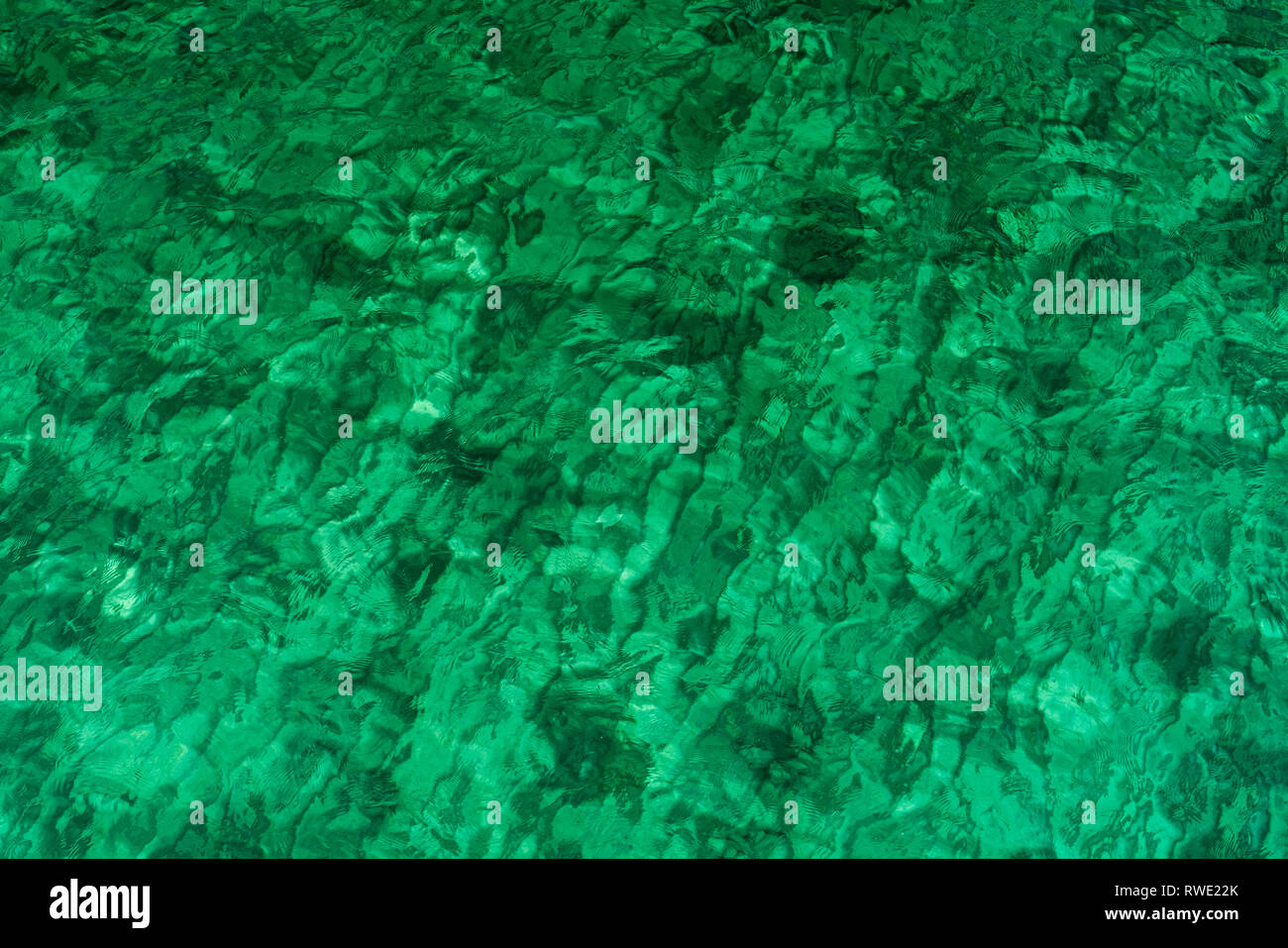 Grüne abstrakte Textur Hintergrund der smaragdgrünen Meer Wasser. Blick von oben auf die grüne Meer Wasser mit einzigartigen Muster. Grüner Hintergrund. Meer Wasser Welle suchspray Stockfoto