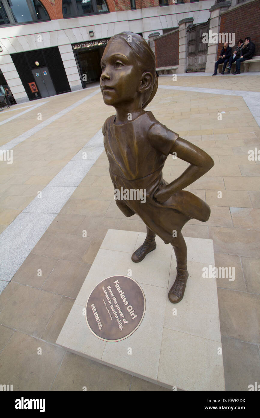 Offenes Mädchen in London, Statue Skulptur von iconic offenes Mädchen im Paternoster Square London, Großbritannien, von State Street Global Advisors gefördert Stockfoto