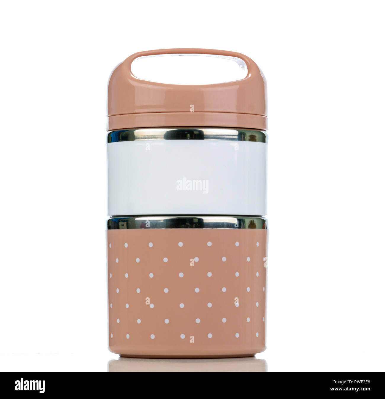 Essen Träger. Lunchpaket für ein Picknick gestapelt. Bento container. Tiffin essen Träger. Kunststoff und Edelstahl food Storage Container. Hausmannskost Stockfoto