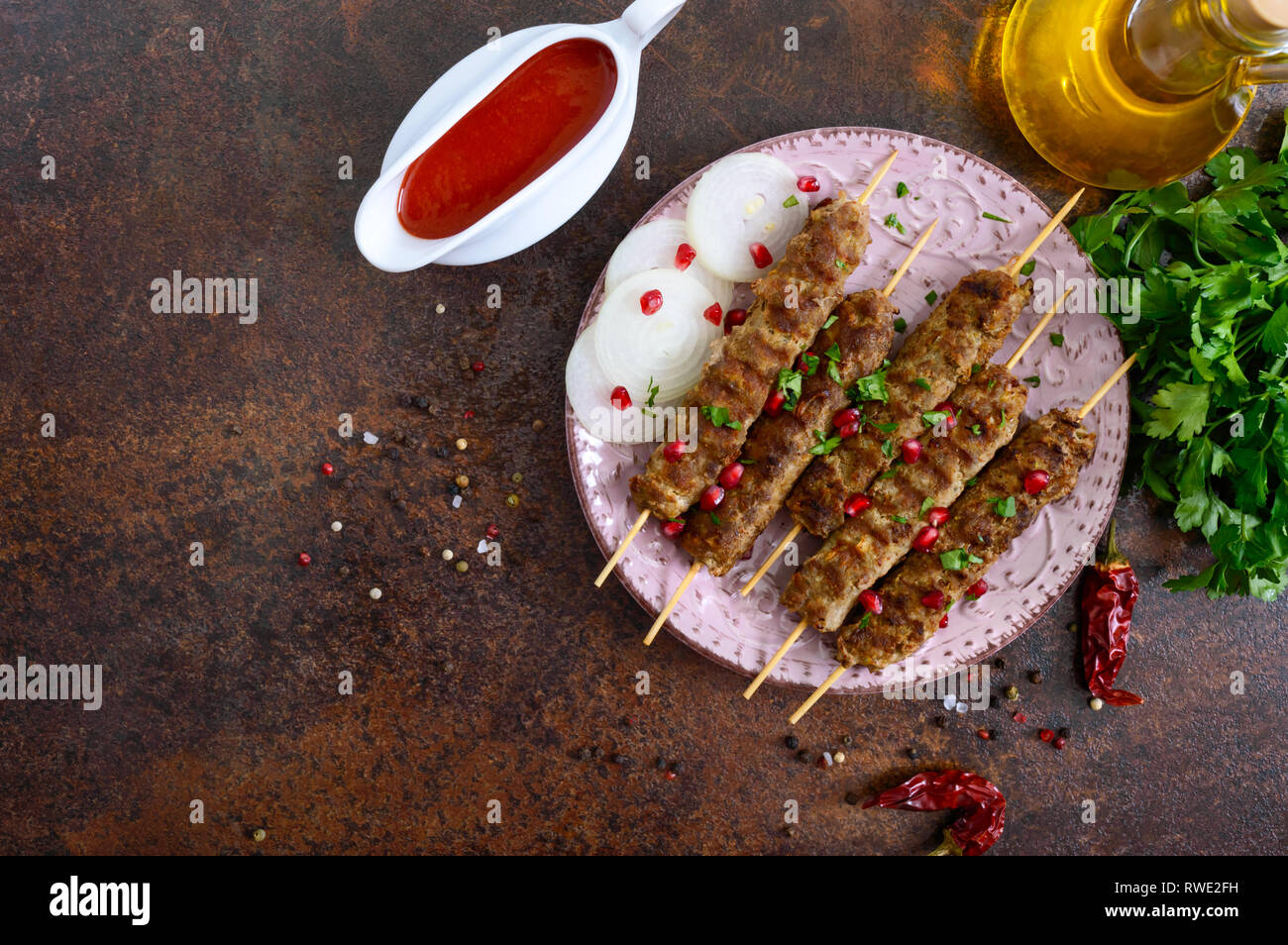 Lula Kebab ist eine traditionelle arabische Gericht. Fleisch Schaschlik auf Holzspieße mit Tomatensoße. Die Ansicht von oben Stockfoto