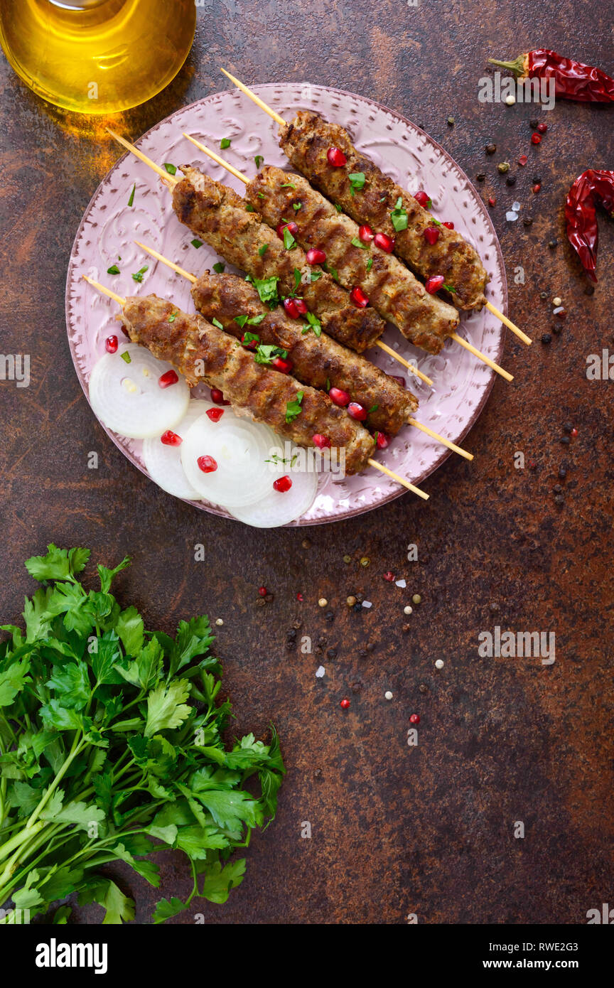 Lula Kebab ist eine traditionelle arabische Gericht. Fleisch Schaschlik auf Holzspieße. Die Ansicht von oben Stockfoto